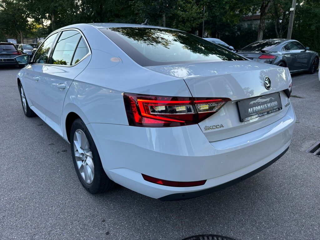 Skoda Superb 1.6 TDI DSG *Navi*