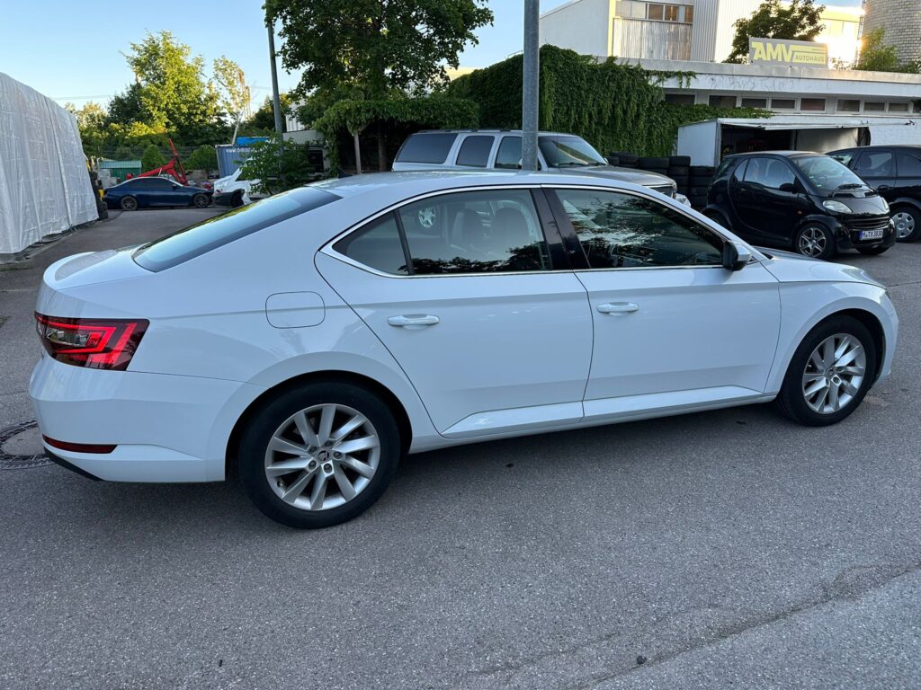 Skoda Superb 1.6 TDI DSG *Navi*